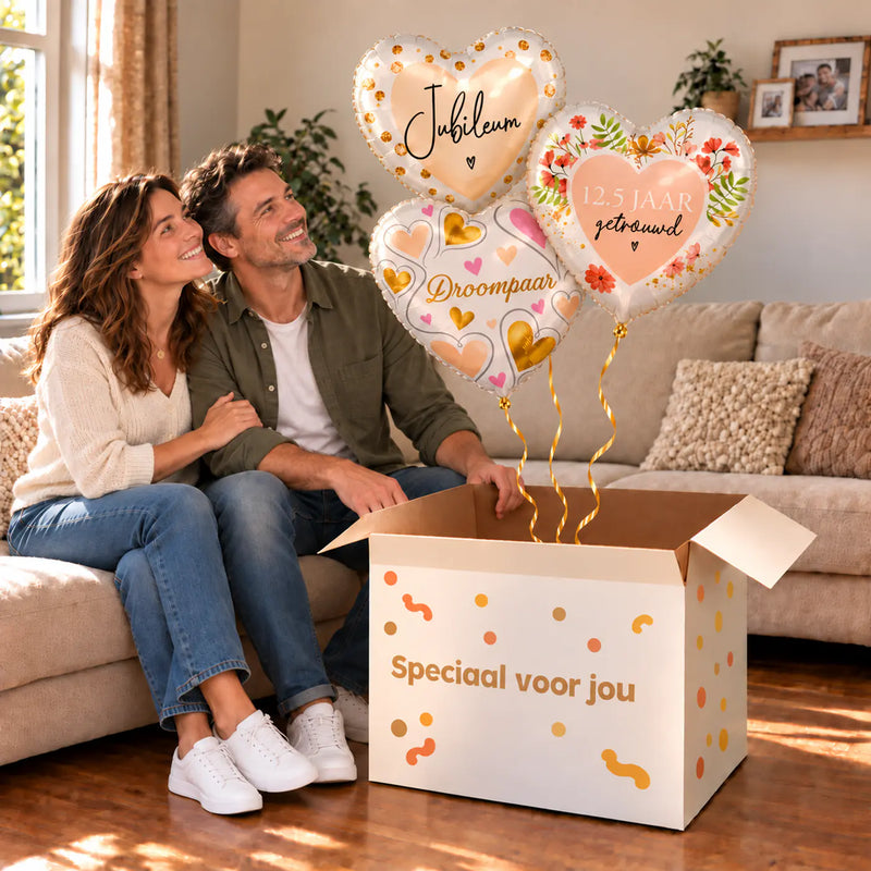 Een feestelijk huwelijksmoment met 12.5 Jaar Getrouwd Trosje boven een open Speciaal voor jou-doos in een warme woonkamer.