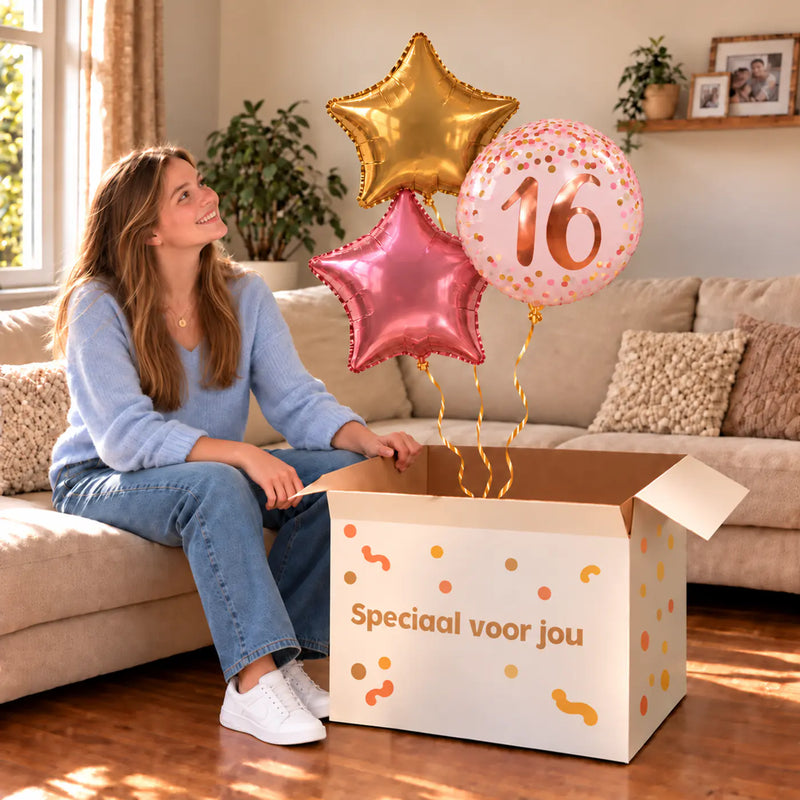 Een jarige met 16 Jaar Trosje Roze/Goud/Rose Goud boven een open Speciaal voor jou-doos in een warme woonkamer.