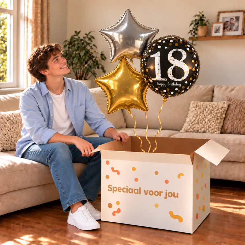 Een jarige met 18 Jaar Trosje Zilver/Zwart/Goud boven een open Speciaal voor jou-doos in een warme woonkamer.