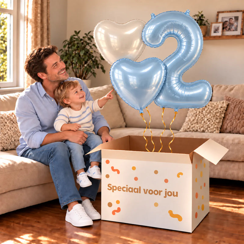 Een jarige met 2 Jaar Pastelblauw Hartjes Tros boven een open Speciaal voor jou-doos in een warme woonkamer.