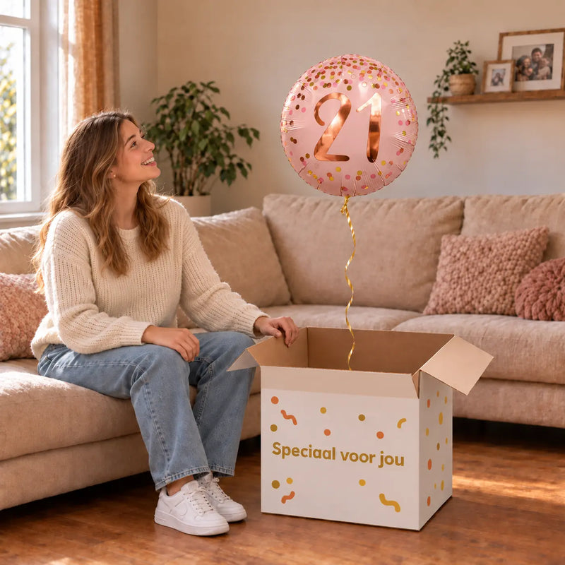 Vrouw viert 21 jaar met 21 Jaar Helium Ballon Roze uit een cadeaudoos van Ballonnenshop.nl