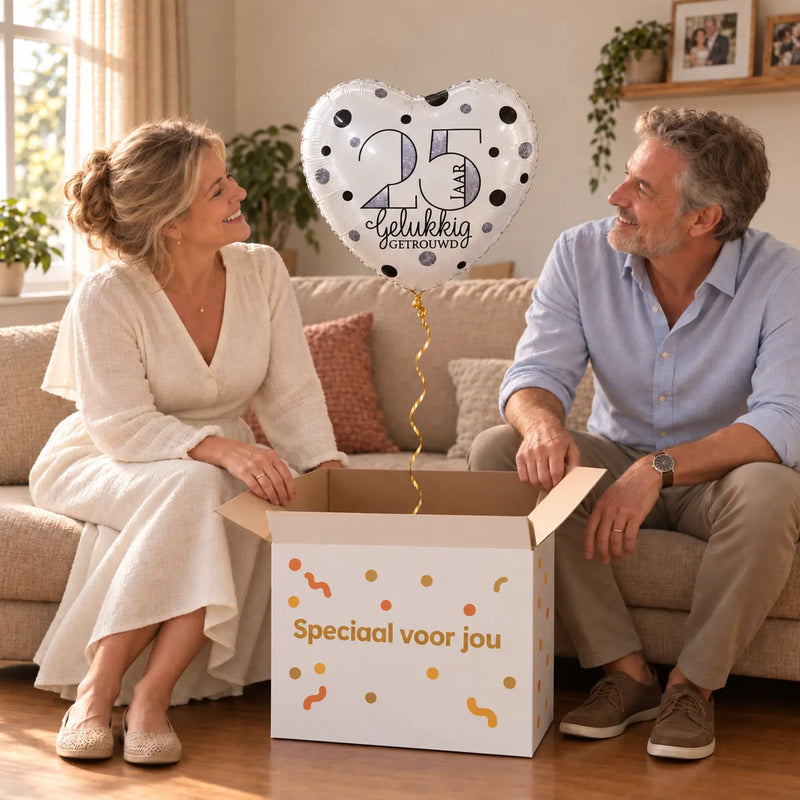 Uitpakmoment met 25 Jaar Getrouwd Helium Ballon uit een cadeaudoos van Ballonnenshop.nl