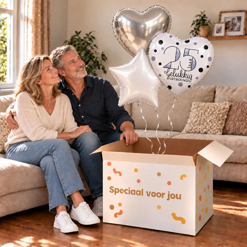 Een feestelijk huwelijksmoment met 25 Jaar Getrouwd Trosje Ballonnen boven een open Speciaal voor jou-doos in een warme woonkamer.