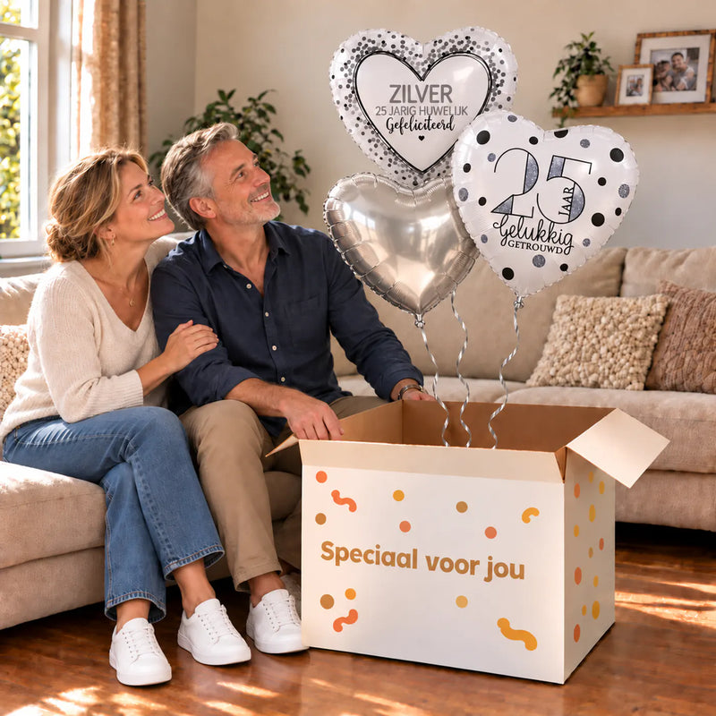 Een feestelijk huwelijksmoment met 25 Jaar Getrouwd Trosje Zilver boven een open Speciaal voor jou-doos in een warme woonkamer.