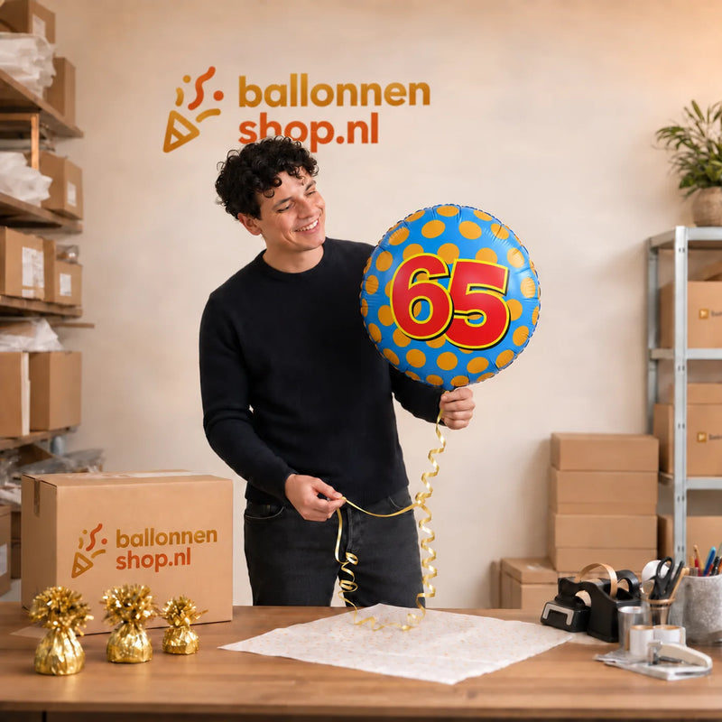 Jesse houdt de 65 Helium Ballon vast in de warme werkplaats van Ballonnenshop.nl.