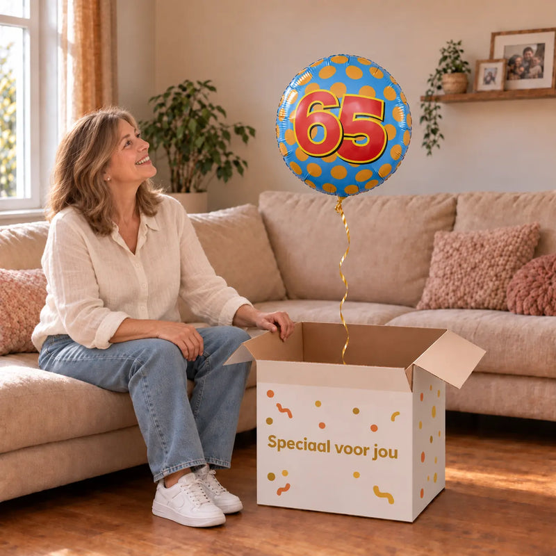 Vrouw viert 65 jaar met 65 Helium Ballon uit een cadeaudoos van Ballonnenshop.nl