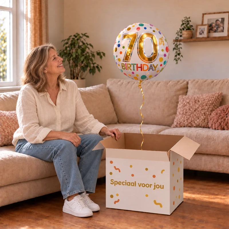 Vrouw viert 70 jaar met 70 Jaar Helium Ballon Stippen uit een cadeaudoos van Ballonnenshop.nl