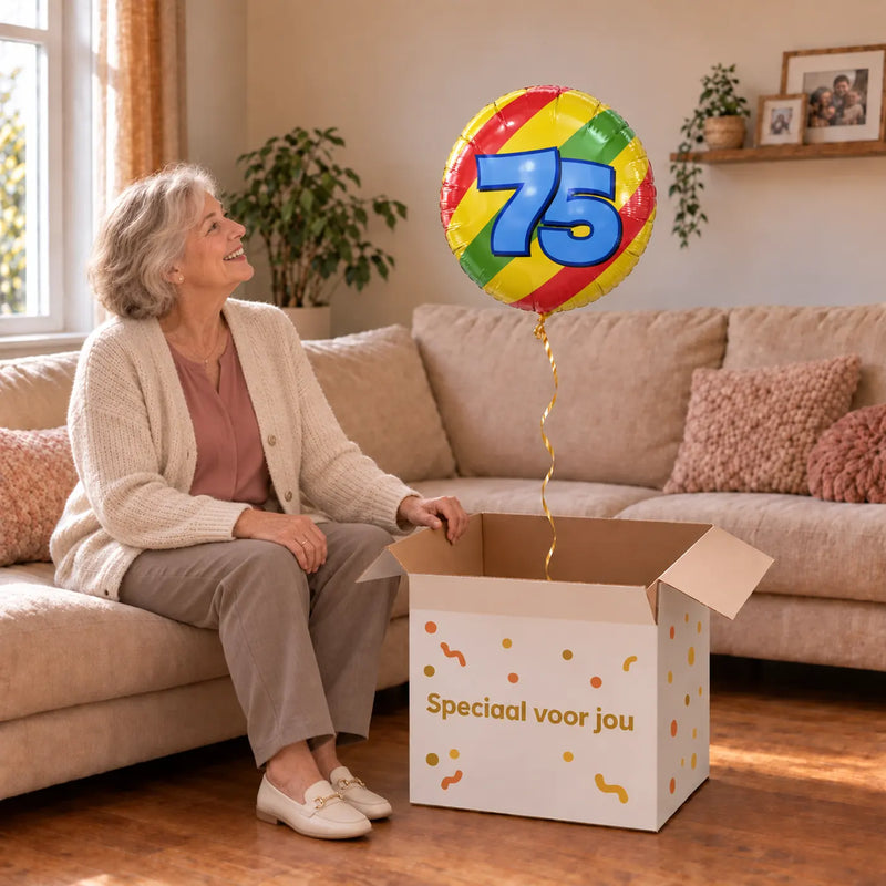 Vrouw viert 75 jaar met 75 Jaar Helium Ballon uit een cadeaudoos van Ballonnenshop.nl