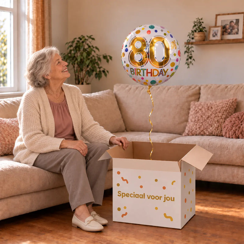 Vrouw viert 80 jaar met 80 Jaar Helium Ballon Stippen uit een cadeaudoos van Ballonnenshop.nl