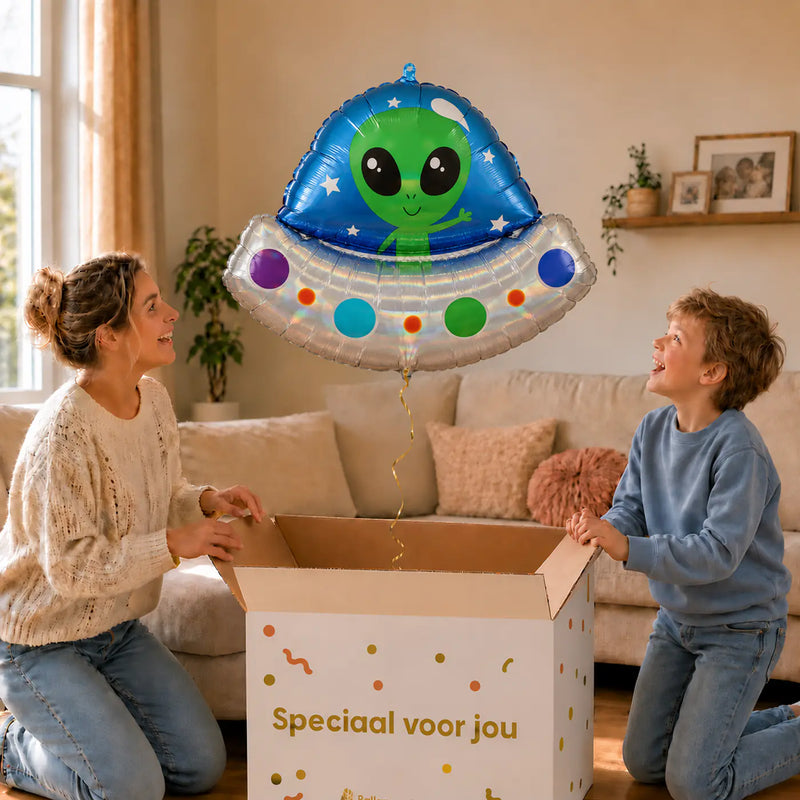 Alien Helium XL Ballon – uitpakmoment met moeder en jongetje in een warme woonkamer – Ballonnenshop.nl