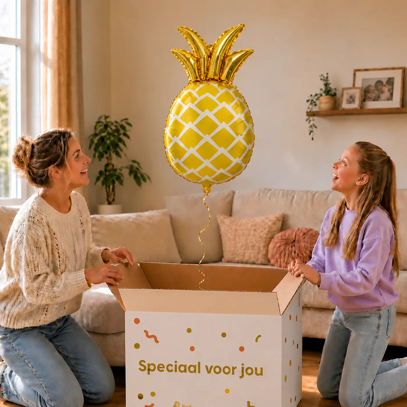 Ananas Helium Ballon – uitpakmoment met moeder en meisje in een warme woonkamer – Ballonnenshop.nl