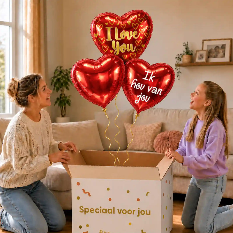 Ballonnentros Ik Hou Van Jou – Dit is geven met Liefde: moeder en dochter pakken het heliumgevulde ballonnentrosje uit een Speciaal voor jou-doos, met natuurlijk gekrulde gouden linten.