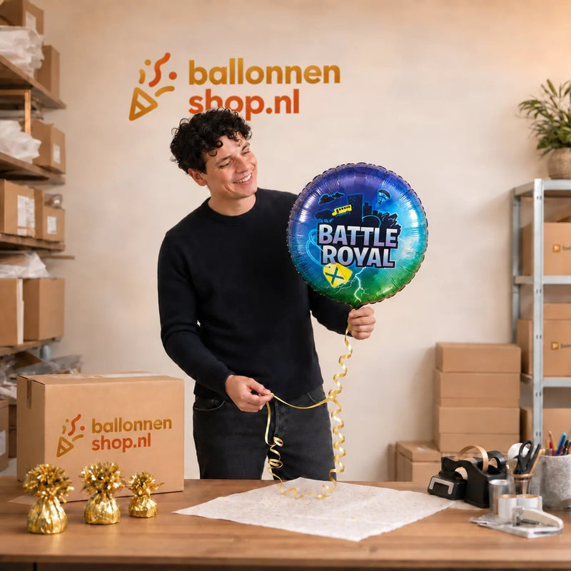 Jesse houdt de Battle Royale Helium Ballon vast in de warme werkplaats van Ballonnenshop.nl.