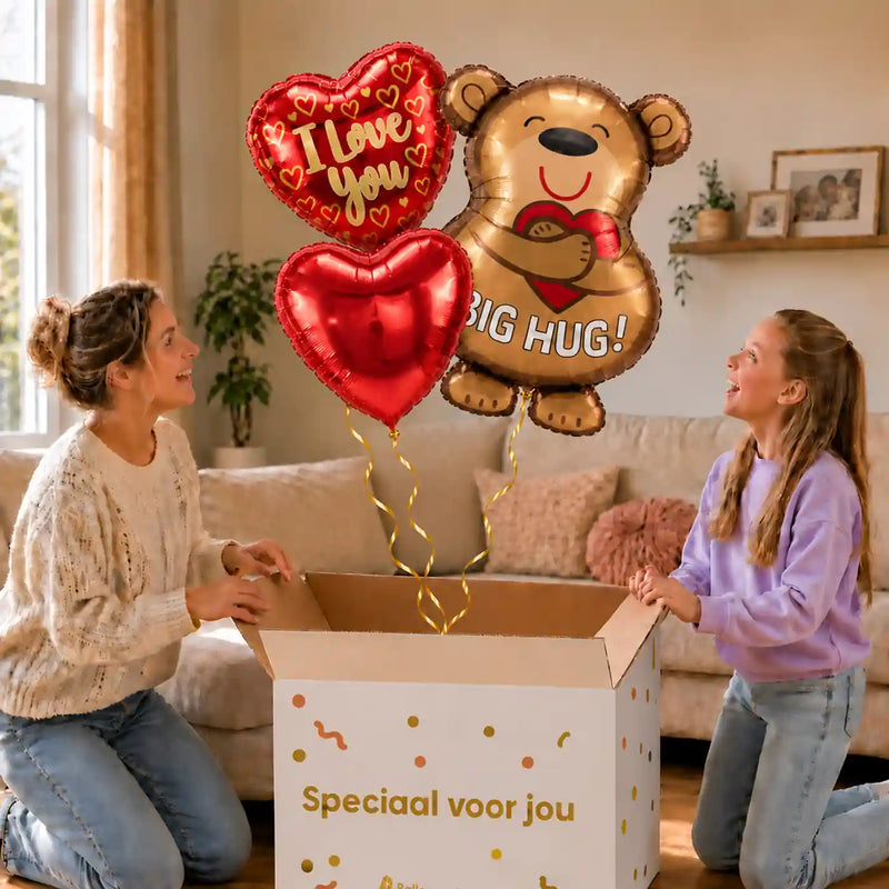 Big Hug Ballonnentros: moeder en dochter pakken het heliumgevulde ballonnentrosje uit een Speciaal voor jou-doos, met natuurlijk gekrulde gouden linten.