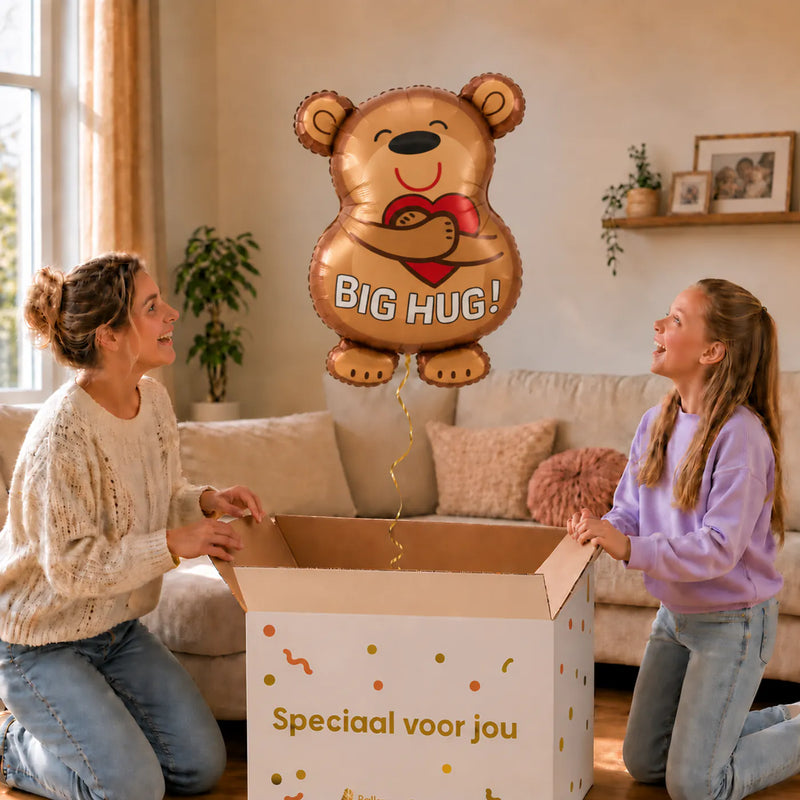 Moeder en dochter openen een feestelijke doos met de Big Hug Beer heliumballon van 61 cm.