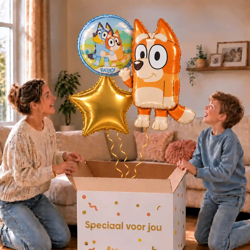 Bingo Bluey Trosje: moeder en zoon pakken het heliumgevulde ballonnentrosje uit een Speciaal voor jou-doos, met natuurlijk gekrulde gouden linten.