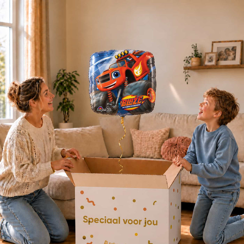 Moeder en jongen bekijken een vierkante Blaze-ballon van 46 cm met de rode monstertruck boven een geopende cadeaudoos.