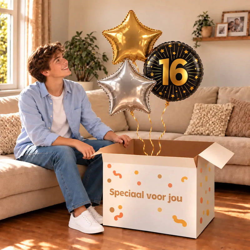 Een jarige met 16 Jaar Trosje Zilver/Zwart/Goud boven een open Speciaal voor jou-doos in een warme woonkamer.