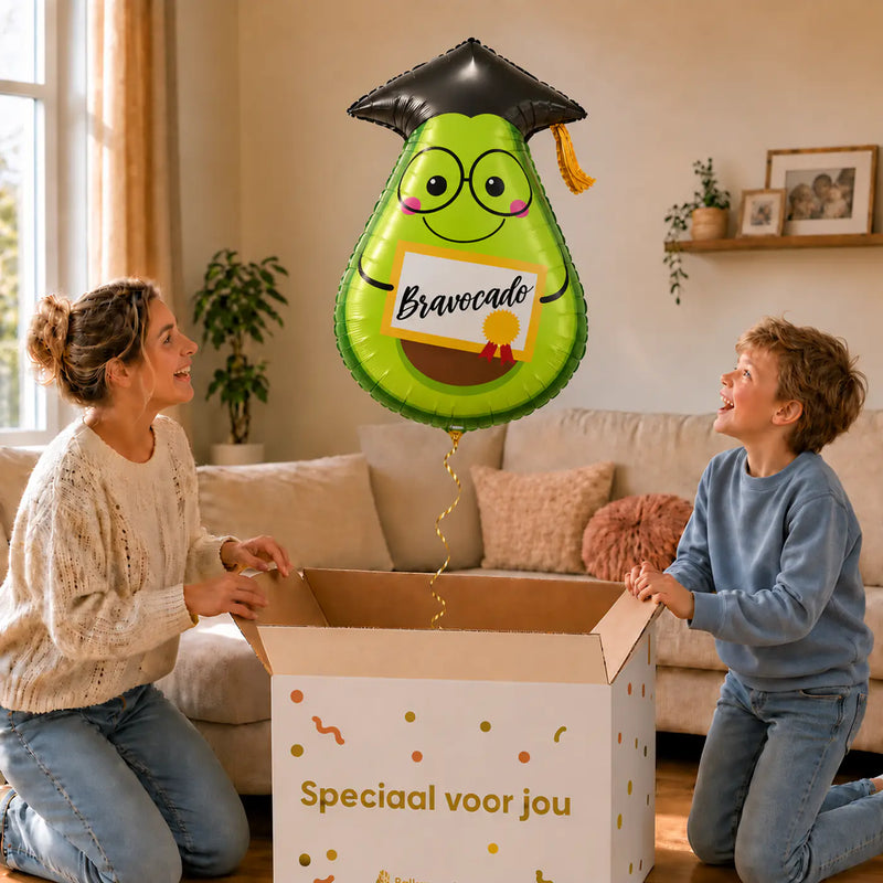 Bravocado Helium XL Ballon – uitpakmoment met moeder en jongetje in een warme woonkamer – Ballonnenshop.nl
