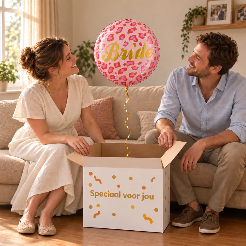 Uitpakmoment met Bride Helium Ballon Roze uit een cadeaudoos van Ballonnenshop.nl