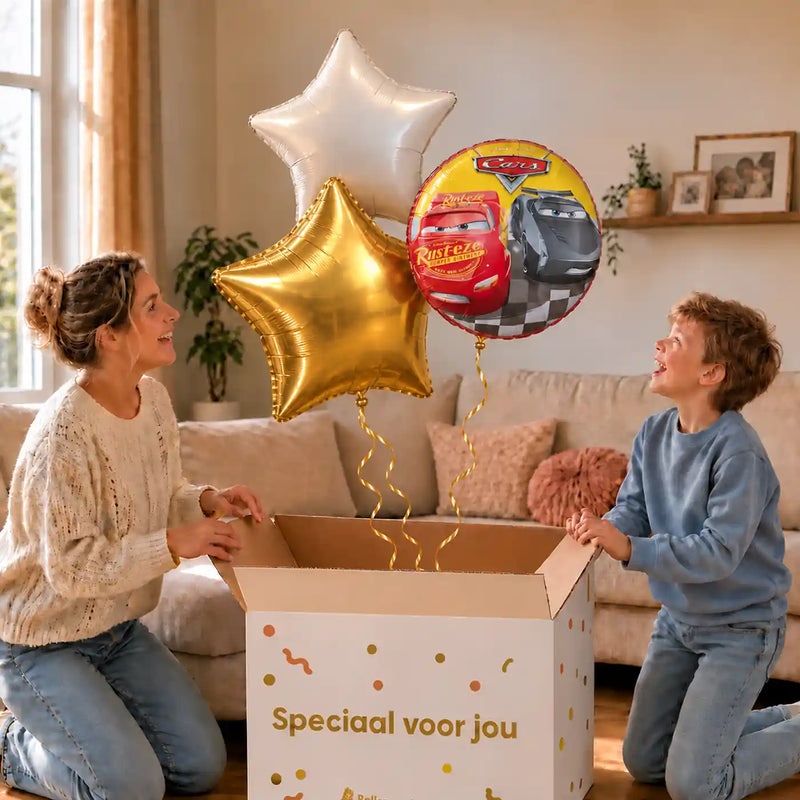 Cars Trosje Goud/Wit/Rood: moeder en zoon pakken het heliumgevulde ballonnentrosje uit een Speciaal voor jou-doos, met natuurlijk gekrulde gouden linten.