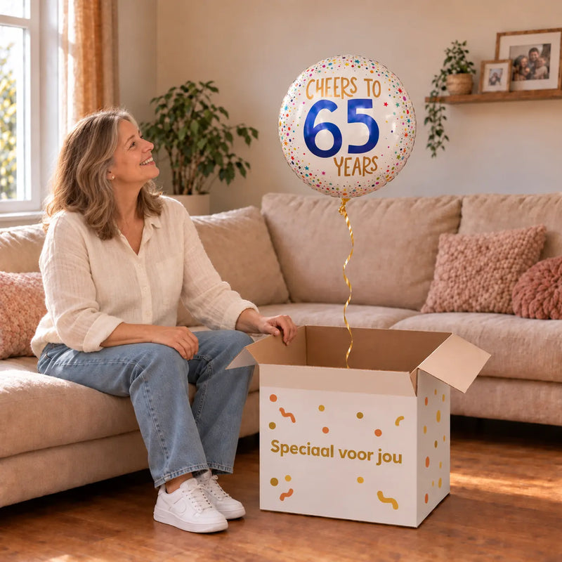 Vrouw viert 65 jaar met Cheers To 65 Years Helium Ballon uit een cadeaudoos van Ballonnenshop.nl