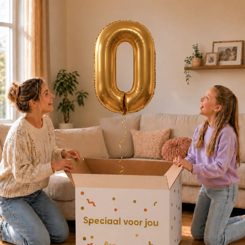 Cijfer 0 Helium Ballon Goud zweeft boven een geopende cadeaudoos bij een moeder en meisje in een warme woonkamer.