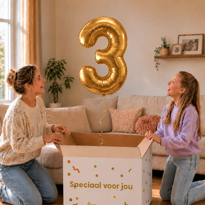 Cijfer 3 Helium Ballon Goud zweeft boven een geopende cadeaudoos bij een moeder en meisje in een warme woonkamer.