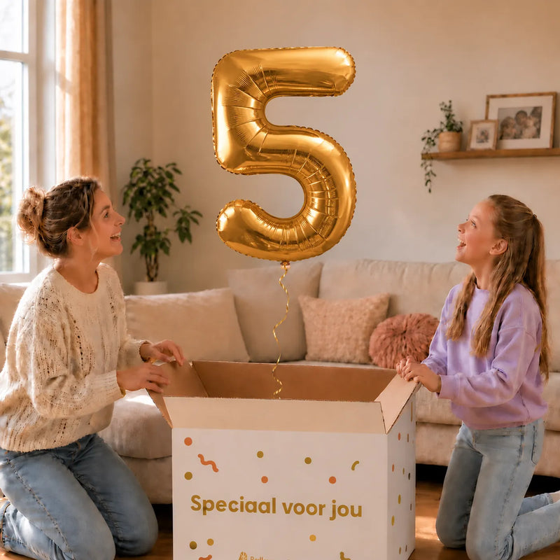 Cijfer 5 Helium Ballon Goud zweeft boven een geopende cadeaudoos bij een moeder en meisje in een warme woonkamer.