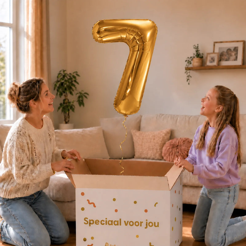 Cijfer 7 Helium Ballon Goud zweeft boven een geopende cadeaudoos bij een moeder en meisje in een warme woonkamer.