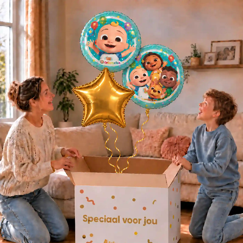 Cocomelon Trosje Blauw/Wit/Goud: moeder en zoon pakken het heliumgevulde ballonnentrosje uit een Speciaal voor jou-doos, met natuurlijk gekrulde gouden linten.