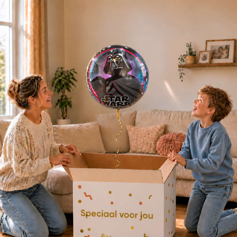 Moeder en jongen bekijken een Darth Vader-ballon van 46 cm met Star Wars-opdruk boven een geopende cadeaudoos.