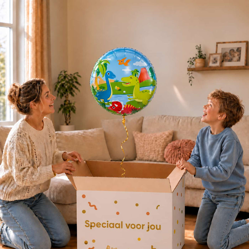 Moeder en jongen bekijken een dinosaurusballon van 46 cm met een blauwe en groene dinosaurus boven een cadeaudoos.