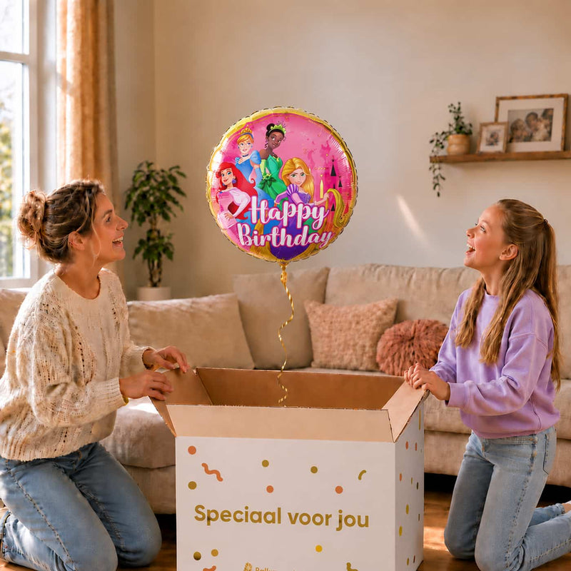 Moeder en meisje bekijken een Disney Prinsessen Happy Birthday heliumballon van 46 cm boven de geopende cadeaudoos.