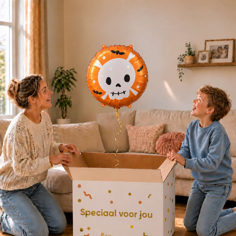Moeder en jongen pakken een oranje doodshoofd-heliumballon van 45 cm uit de cadeaudoos.
