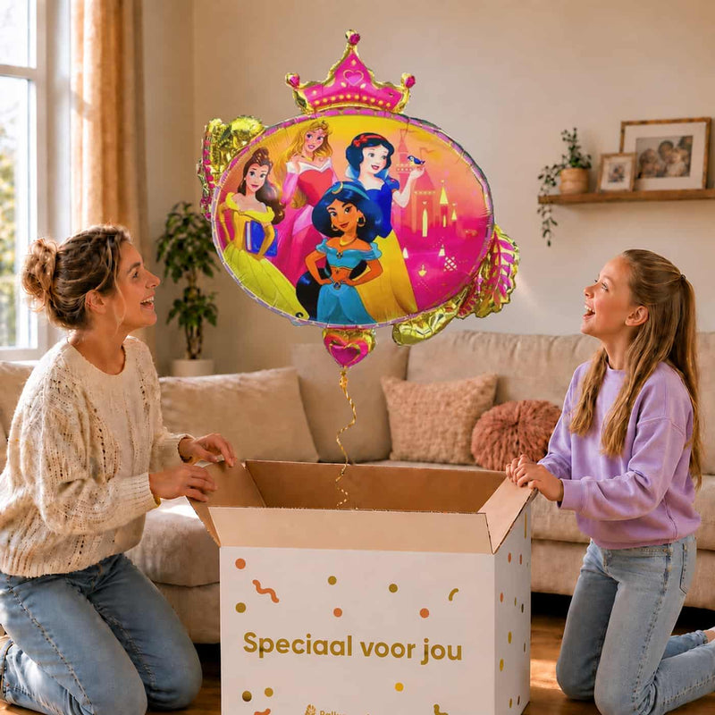 Moeder en meisje bekijken een Disney-prinsessenballon met Doornroosje, Belle, Sneeuwwitje en Jasmine van 86 cm met gouden lint boven de geopende cadeaudoos ‘Speciaal voor jou’.