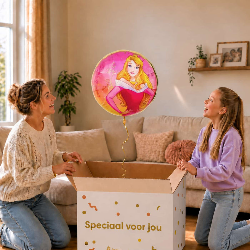 Moeder en meisje bekijken de ballon Doornroosje Disney Prinses Ballon in zacht warm licht boven de geopende cadeaudoos ‘Speciaal voor jou’.