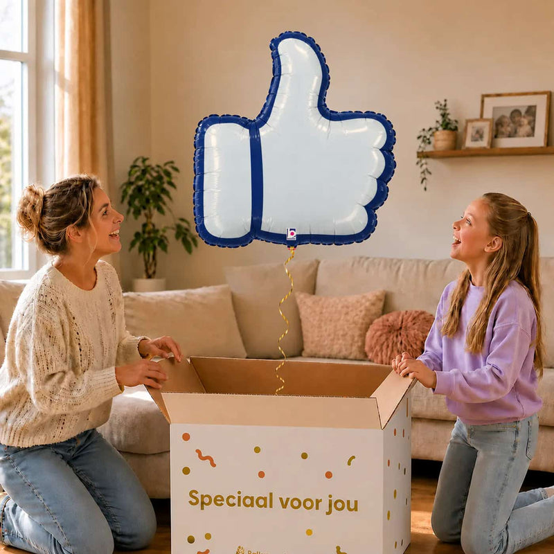Moeder en meisje bekijken een witte duim-omhoogballon van 71 cm met blauwe rand boven de geopende cadeaudoos.