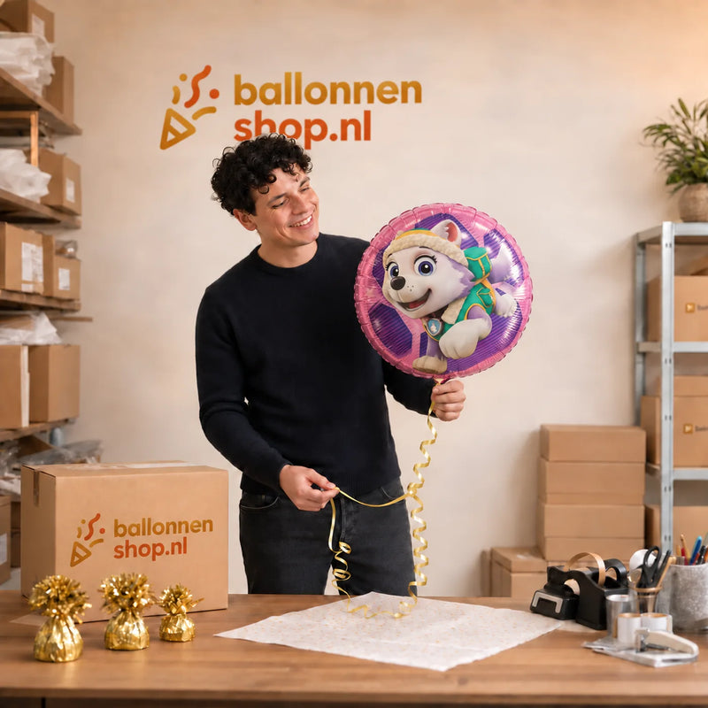 Jesse houdt de Everest – Paw Patrol Ballon vast in de warme werkplaats van Ballonnenshop.nl.
