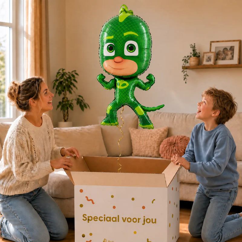 Gekko PJ Masks Helium XL Ballon – uitpakmoment met moeder en jongetje in een warme woonkamer – Ballonnenshop.nl