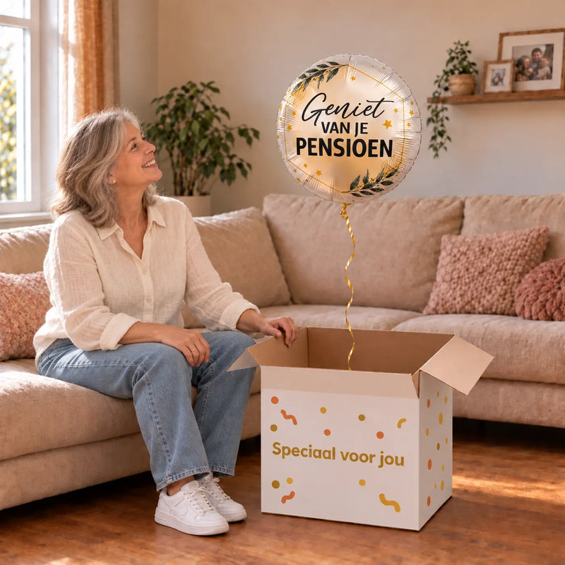 Uitpakmoment met Geniet Van Je Pensioen Ballon uit een cadeaudoos van Ballonnenshop.nl