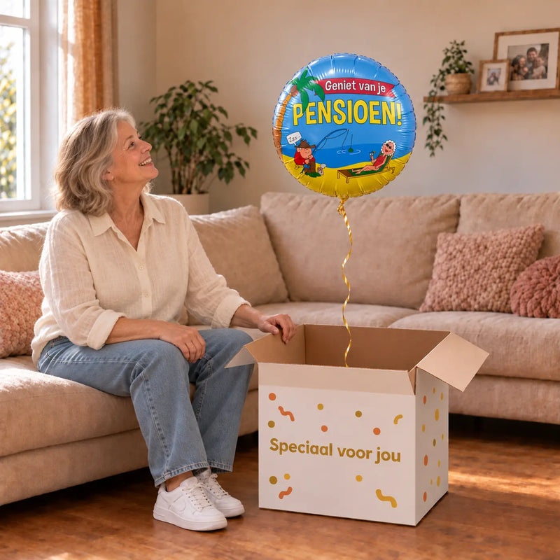 Uitpakmoment met Geniet Van Je Pensioen Ballon uit een cadeaudoos van Ballonnenshop.nl