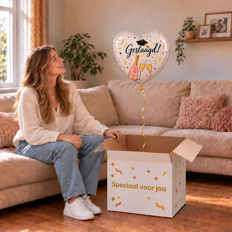 Uitpakmoment met Geslaagd Champagne Hart Ballon uit een cadeaudoos van Ballonnenshop.nl