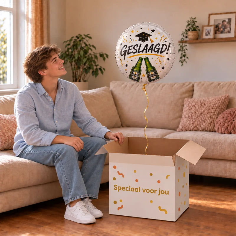 Uitpakmoment met Geslaagd Proost Ballon uit een cadeaudoos van Ballonnenshop.nl