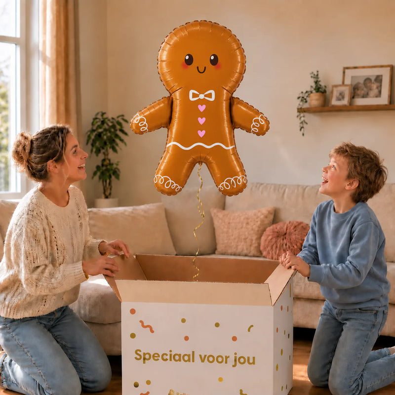 Gingerbread Mannetje XL Ballon – uitpakmoment met moeder en jongetje in een warme woonkamer – Ballonnenshop.nl