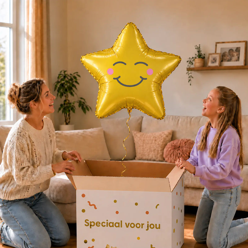 Glimlachende Ster Helium Ballon – uitpakmoment met moeder en meisje in een warme woonkamer – Ballonnenshop.nl