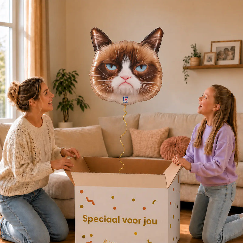 Grumpy Cat Helium Ballon – uitpakmoment met moeder en meisje in een warme woonkamer – Ballonnenshop.nl
