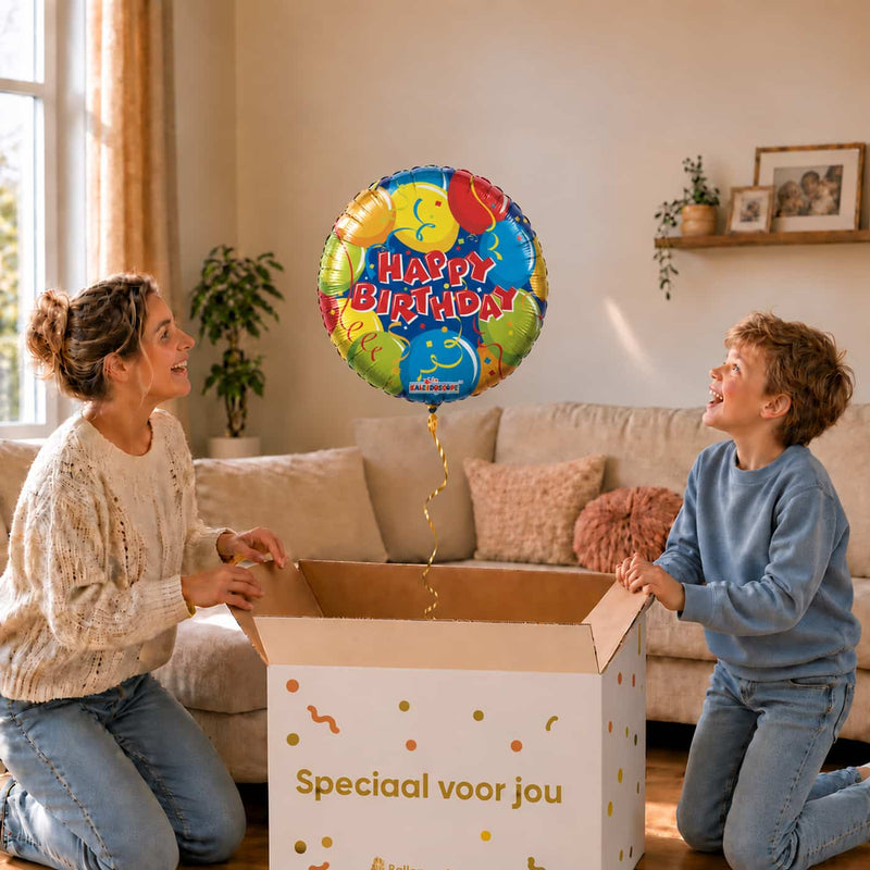 Happy Birthday heliumballon van 45 cm met gekleurde ballonopdruk boven een cadeaudoos bij moeder en jongen.