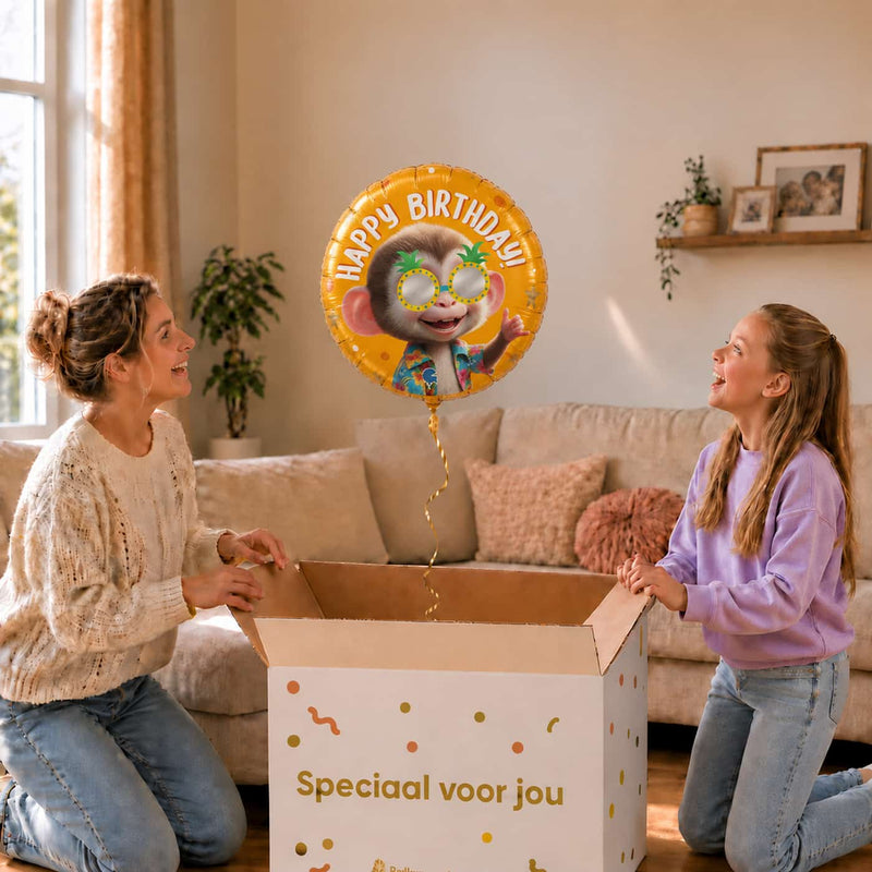 Happy Birthday Aap heliumballon van 46 cm met ananasbril bij een moeder en meisje.