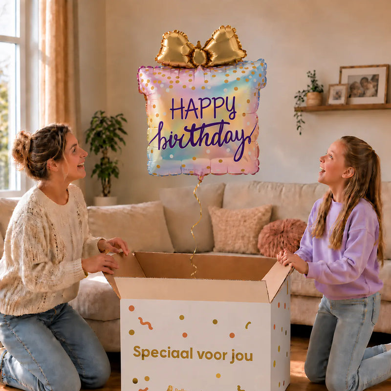 Moeder en dochter pakken de Happy Birthday Cadeau Regenboog heliumballon van 69 cm uit – Ballonnenshop.nl
